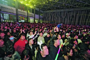 嘉年华现场人山人海、热闹非凡。