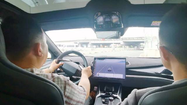 前些天有个常年一起跑西藏自驾的好友想买辆电动汽车玩儿……