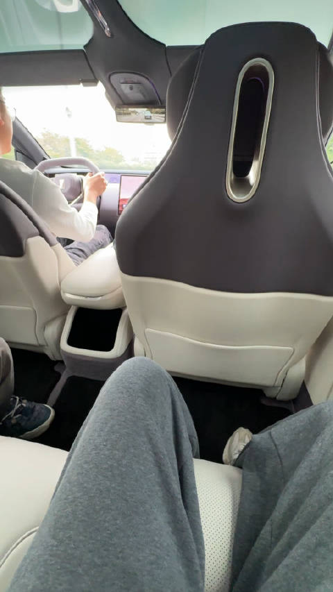 每次试车运营小妹都被同事关怀一波 亲身体验每款车的座椅加热……