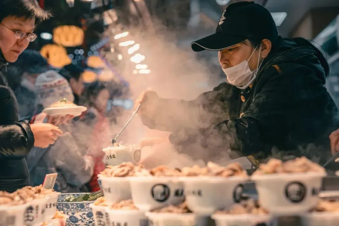 即使是工作日,集市里也有不少人。(图/unsplash)