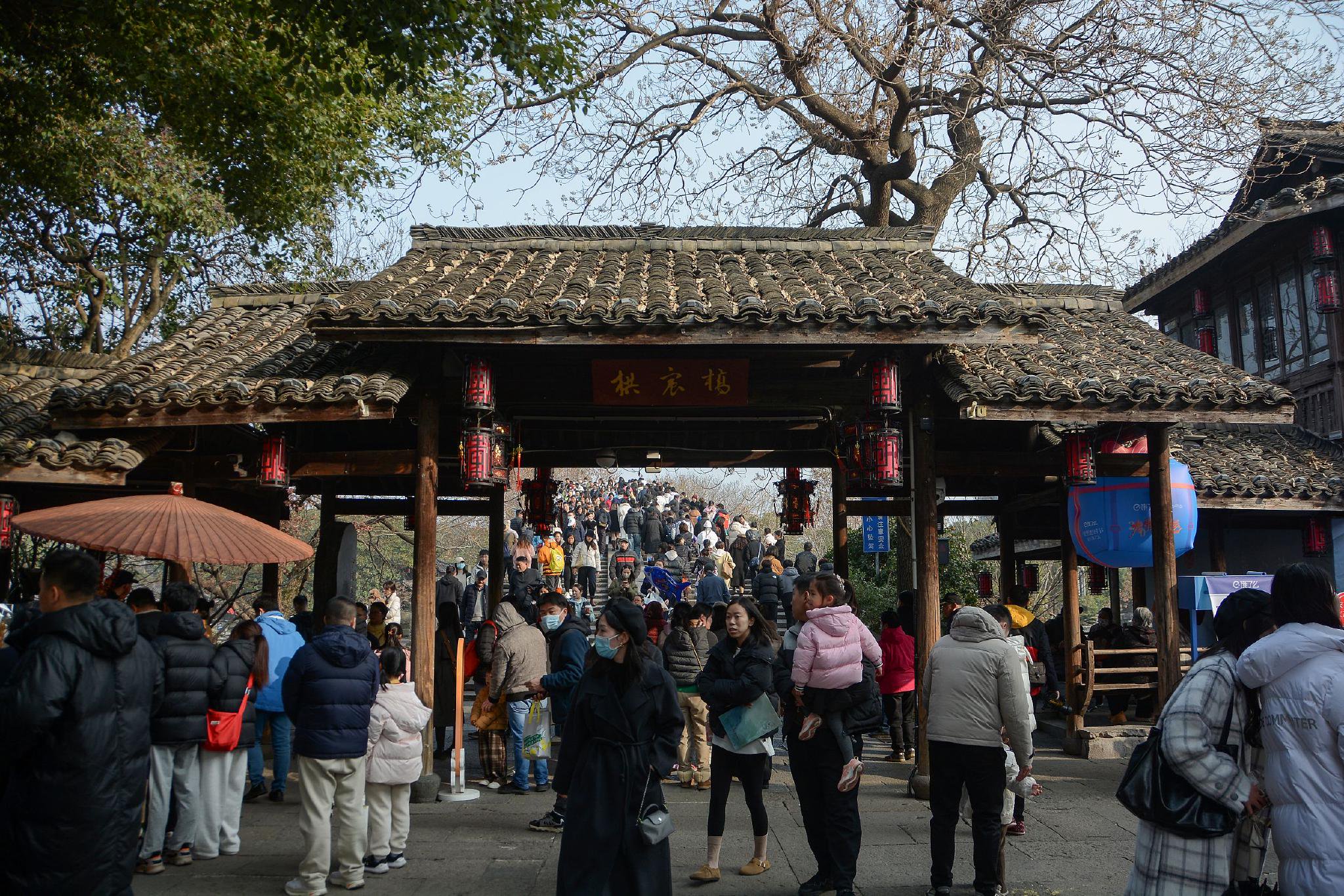 2024年1月1日,杭州市,新年第一天,运河拱宸桥游人如织。视觉中国 图