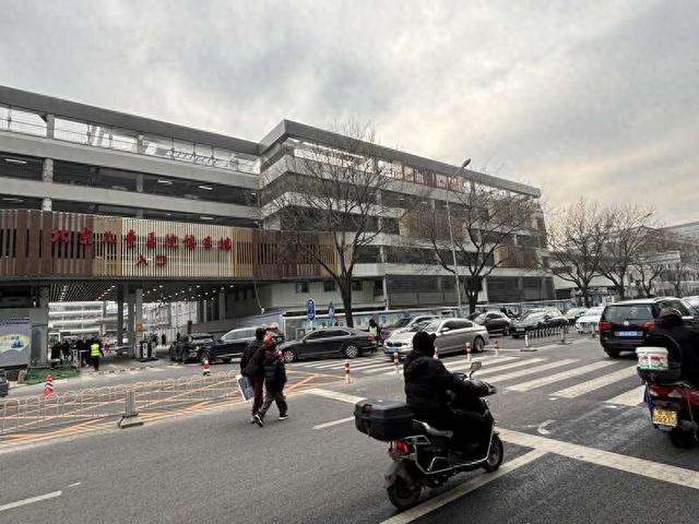 1月2日下午,北京儿童医院停车设施外,车辆正在排队进入。中青报·中青网记者 刘昶荣/摄