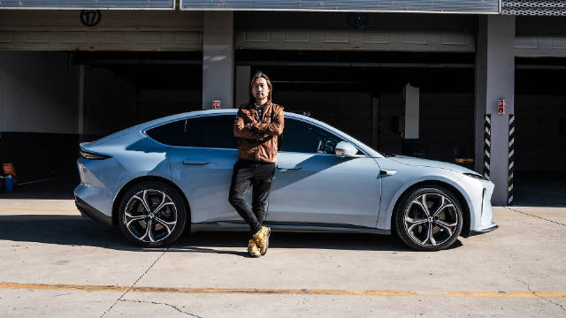 试驾蔚来ET5EPMODE模式 车辆在赛道中游走在失控和乐趣之间