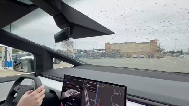 特斯拉Cybertruck的超大雨刮，真的好大
