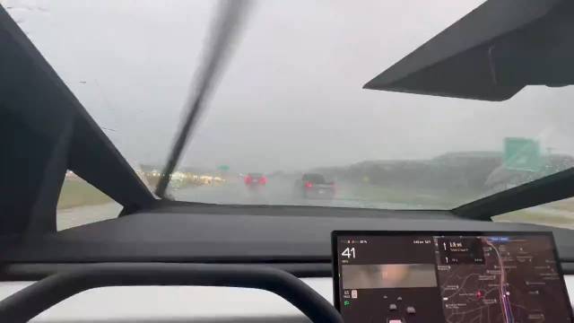 之前就知道Cybertruck有着最大的雨刮器……