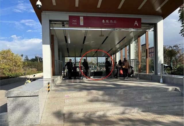 黑车司机(标红圈者)正在西安地铁9号线秦陵西站外揽客。人民网陕西频道调查组拍摄