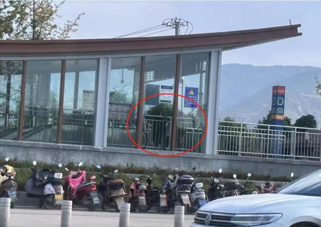 “黑车”揽客人员(标红圈处)正在西安地铁9号线秦陵西站D进出口揽客。人民网陕西频道调查组拍摄