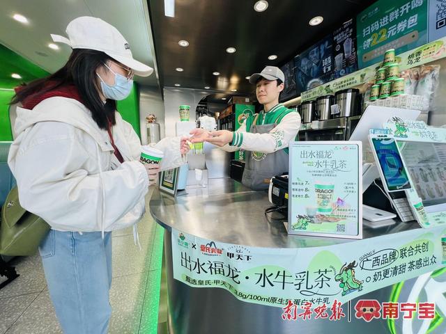 市民在梁小糖门店购买水牛乳茶 记者宋延康摄