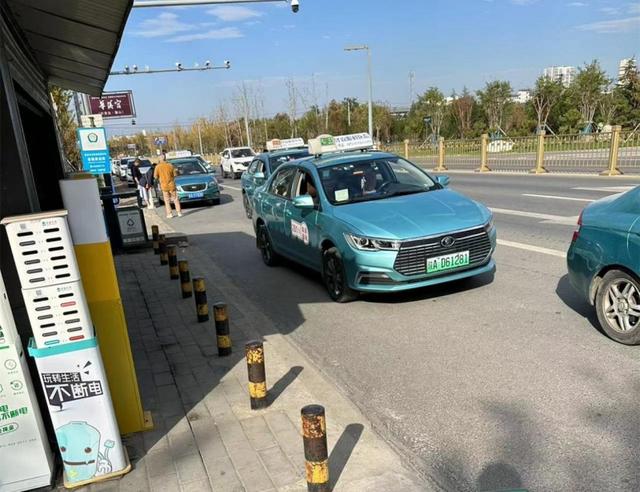 出租车在秦始皇帝陵博物院景区入口附近排队揽客。人民网陕西频道调查组拍摄