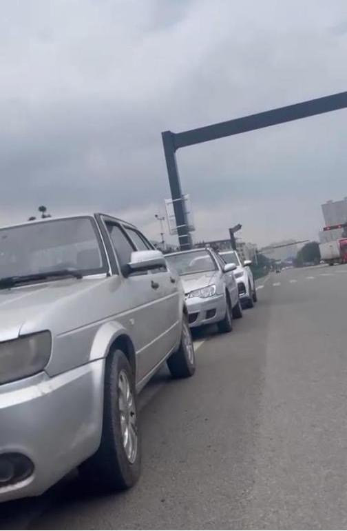 西安地铁9号线秦陵西站(以下简称“秦陵西地铁站”)外的“黑车”。(视频截图)