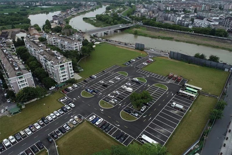 杭州余杭把闲置地变停车场 市民停车减少“绕圈圈”