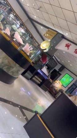 “泰华地矿”玉器商店内部。(视频截图)
