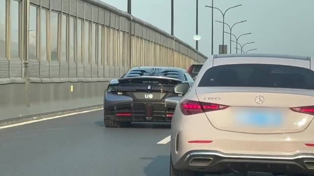 路上突然感觉钻出个蓝色闪电，一看这不仰望U9么，是帅啊