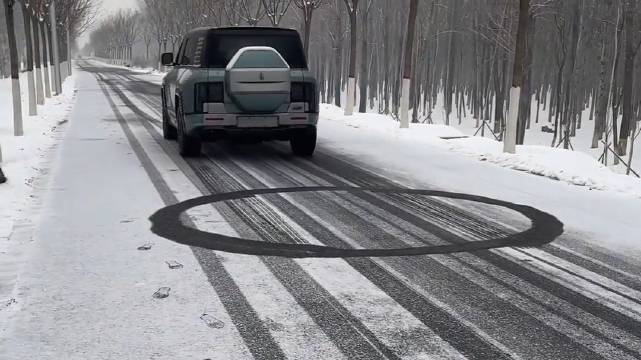 雪天窄路掉头难，原地掉头派上用场！