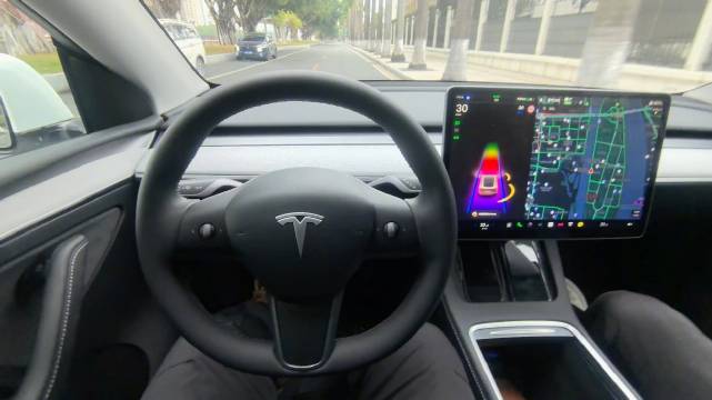 体验了一把特斯拉y的辅助驾驶，也不错的……