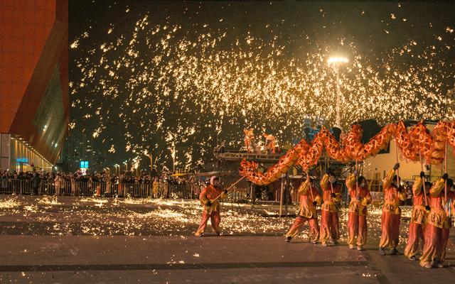 2023年12月31日,哈尔滨,当地举办的跨年夜活动上,有打铁花、舞火龙表演。视觉中国 图