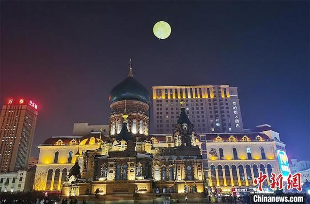 一轮人造的“月亮”安静悬挂在索菲亚教堂上空,形成梦幻迷人的夜景。中新网 图