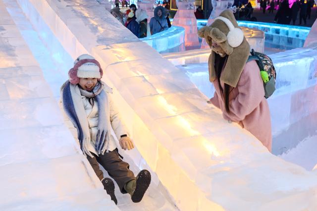 2024年1月2日,黑龙江哈尔滨,冰雪大世界内游客玩得不亦乐乎。 IC 图
