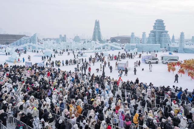 2024年1月1日,哈尔滨冰雪大世界园区人声鼎沸,游客里三层外三层地排队,等待体验超级冰滑梯。新华社记者 谢剑飞 图