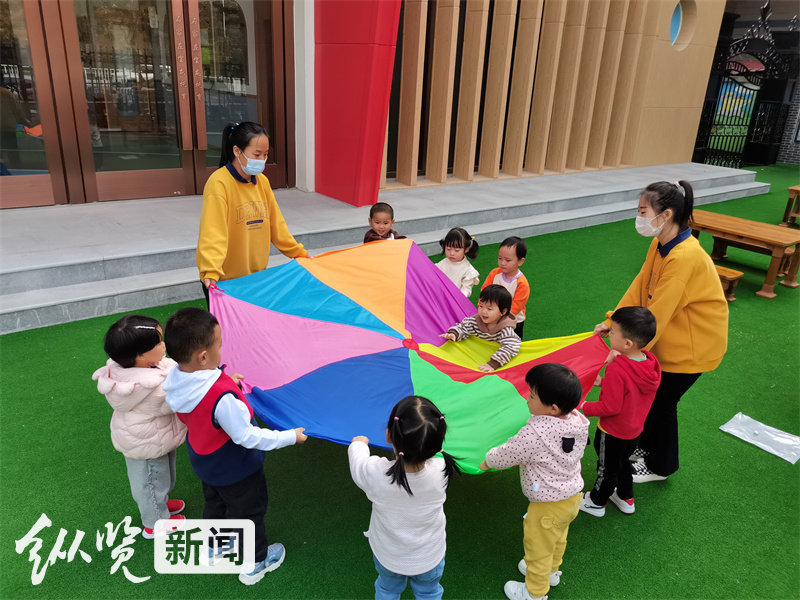 2023年10月20日,在石家庄市宝龙托育中心,老师正在带领孩子们做游戏。石家庄市卫健委供图