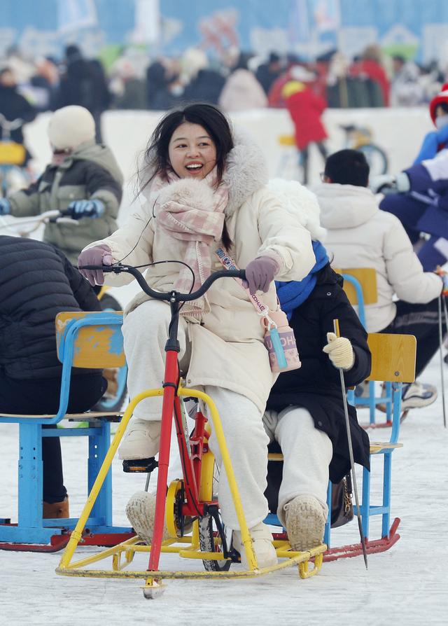 2023年12月29日,哈尔滨松花江冰雪嘉年华园区,游客川流不息,人声鼎沸,在数九寒天的松花江,欢笑声此起彼伏。IC 图