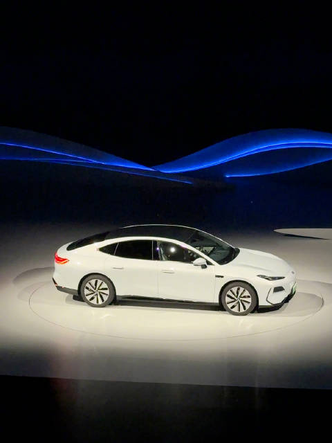 听说它 20 万以内找不到一个能打的 银河 E8……