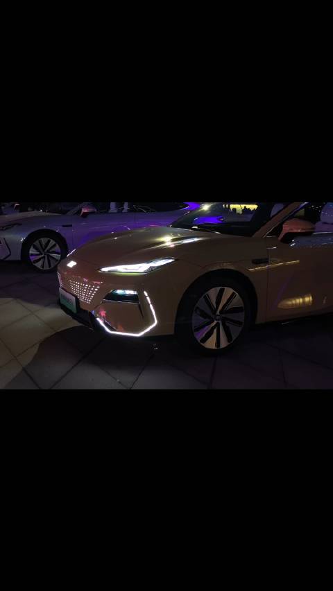 等待吉利的该说不说会场这个屏幕跟吉利银河E8的屏幕一样……