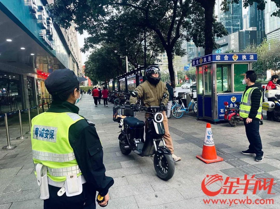 在执勤人员的劝导下,骑手纷纷下车推行