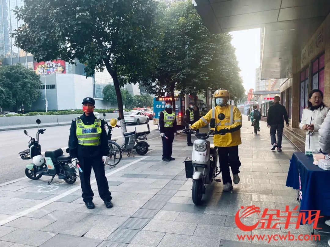 限行路段上,骑手下车推行
