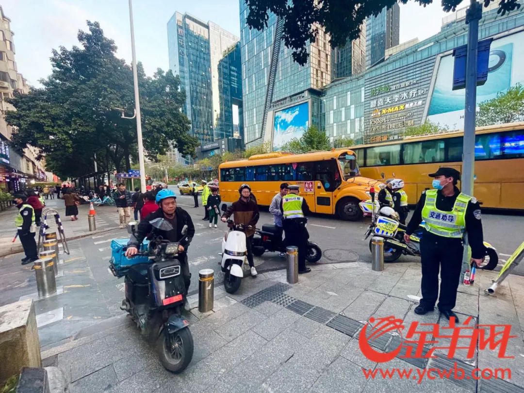 市民遵守限行新规,下车推行电动车