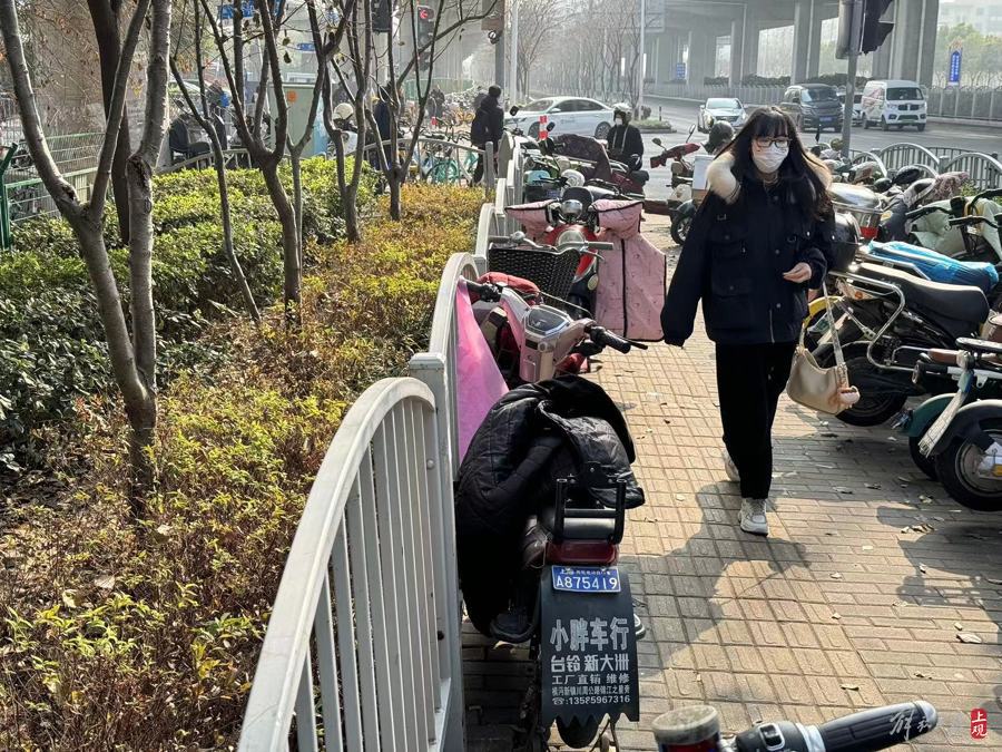 罗山南路人行道堆满非机动车。