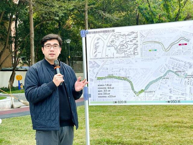 杜凡介绍驷马涌滨水环境整治工程。李惠娴/摄