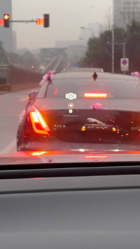 今天给人开婚车，发现理想这个设计不错，开双闪的时候打转向灯……