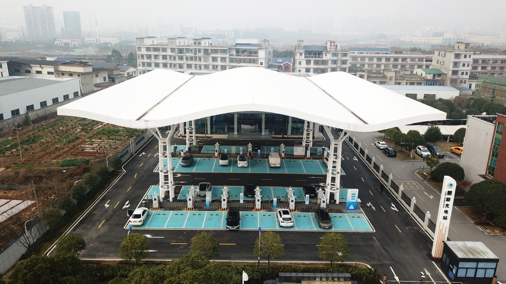 湖南：“光储超充检”充电站服务绿色出行