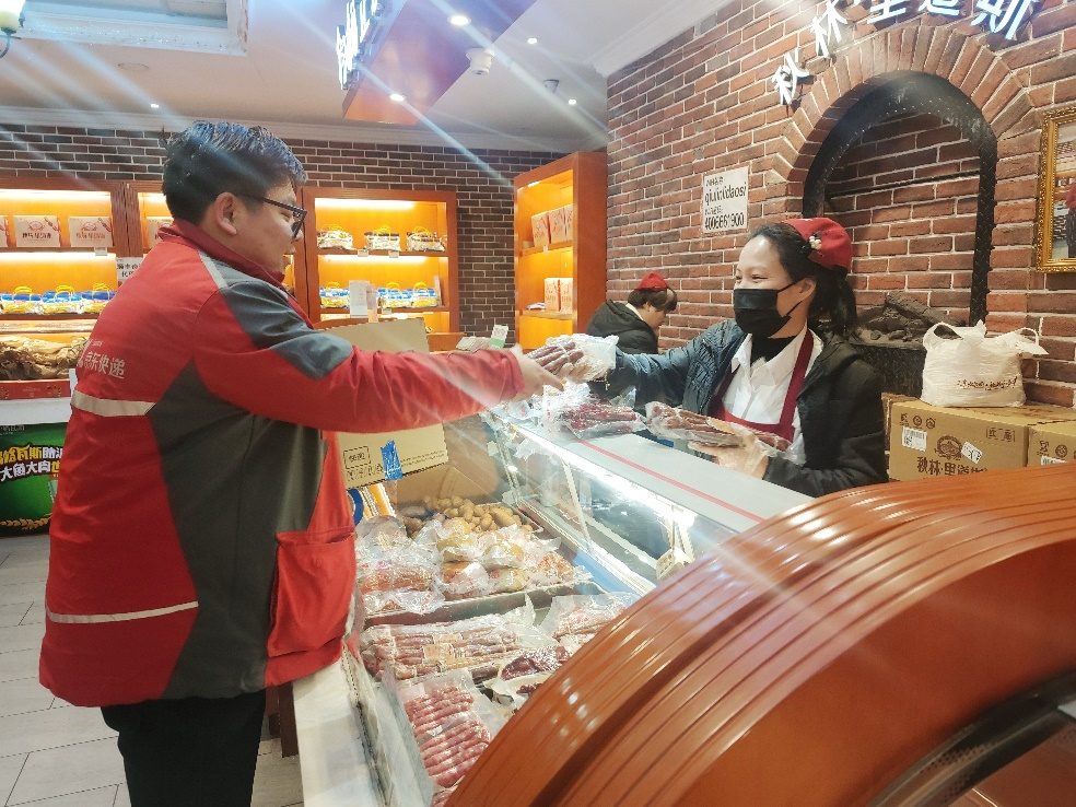 在哈尔滨红肠专卖店,京东小哥帮客户打包红肠