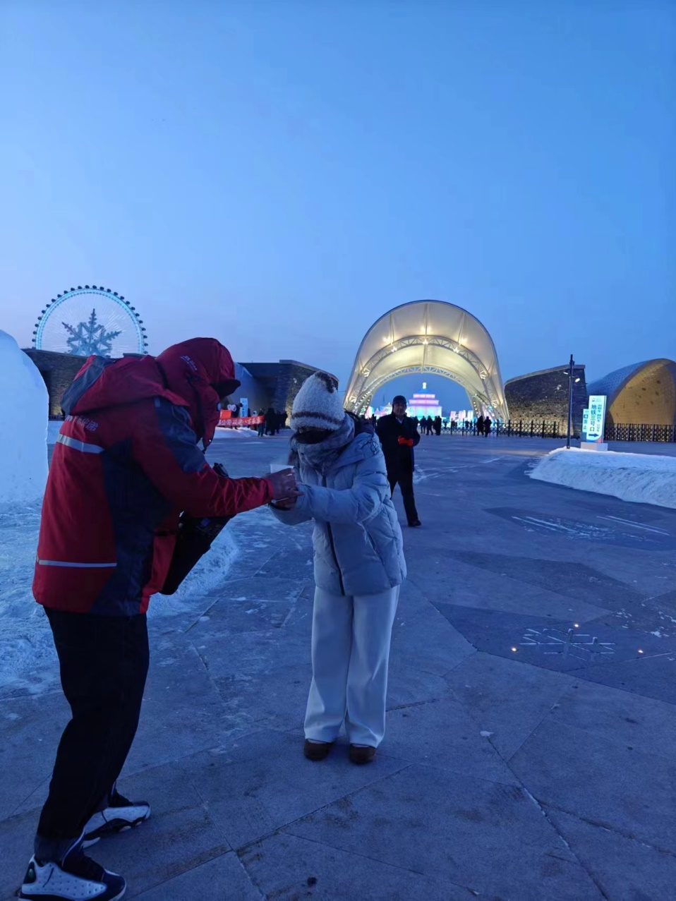 京东小哥在哈尔滨冰雪大世界为游客送手套、暖暖宝、热茶