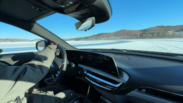 在冰面上，没有抓地力的感受真的很特别……