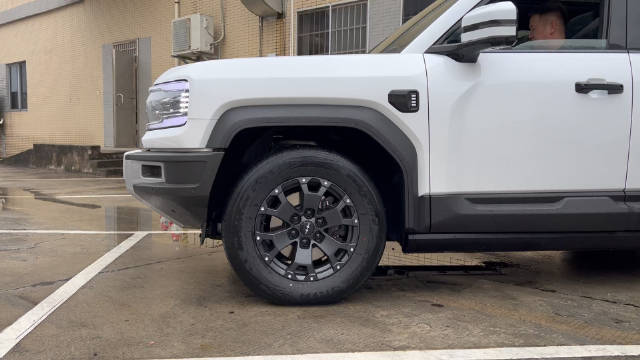 方程豹豹 5 云辇版悬架调节行程最高可以达到 140 mm……