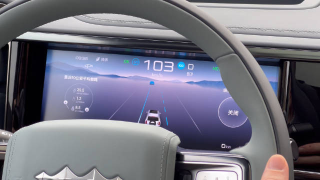 方程豹豹 5 依然用的是扭力方向盘……