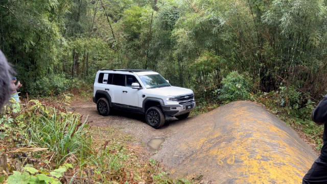 豹 5 云辇版挑战 A 字坡，更高离地间隙的优势一下就体现出来了……