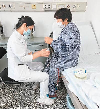 图为疝和腹壁外科的护士在病房护理患者。北京朝阳医院供图