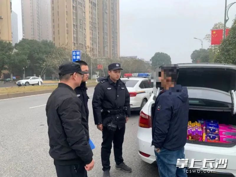 男子利用小车后备厢卖烟花被查。长沙应急 供图
