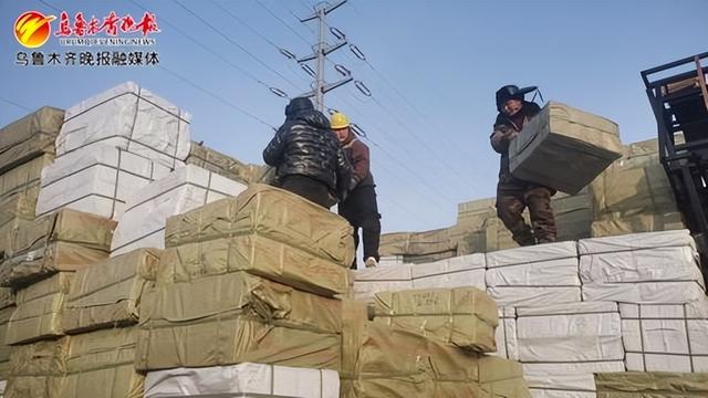 近日,位于米东区永祥街街道新华凌市场的华凌物流乌鲁木齐米东园区,物流企业正在装载发往全疆各地的货物。记者宋建华摄