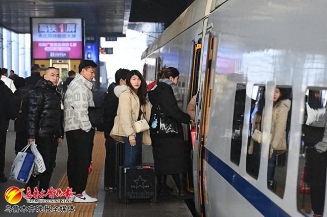 1月10日,在乌鲁木齐站站台,乘坐乌鲁木齐至兰州西D2706次列车的乘客正在有序验票乘车出行。记者陈岩摄