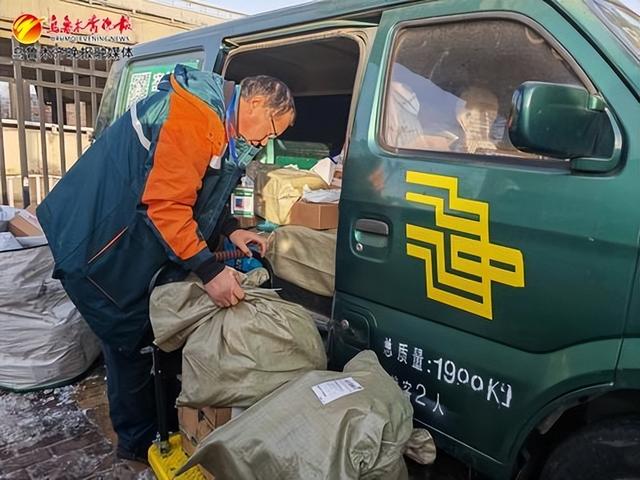 中国邮政集团有限公司乌鲁木齐市分公司新民东街揽投部快递员杨兵正在装运包裹。通讯员朱蕊秀摄