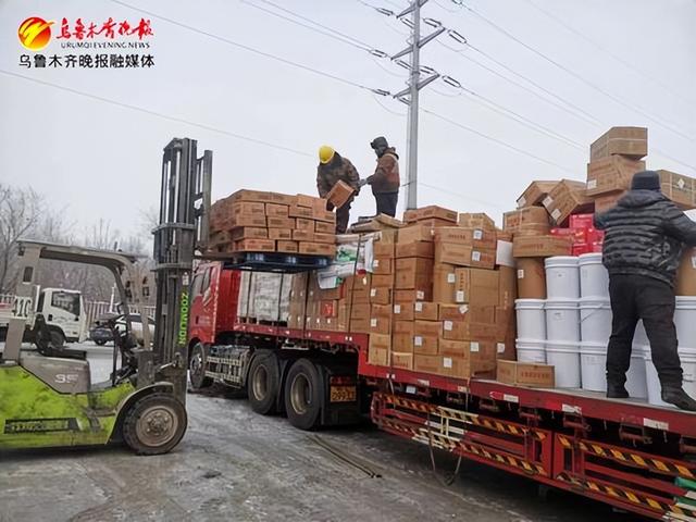 近日,位于米东区永祥街街道新华凌市场的华凌物流乌鲁木齐米东园区,物流企业正在装载发往全疆各地的货物。记者宋建华摄