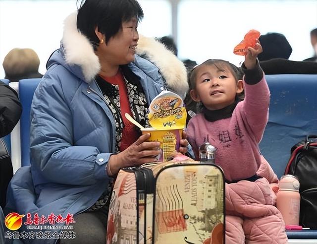 1月10日,在乌鲁木齐站候车大厅,三岁的小朋友樱桃在玩耍,等待列车发车。记者陈岩摄