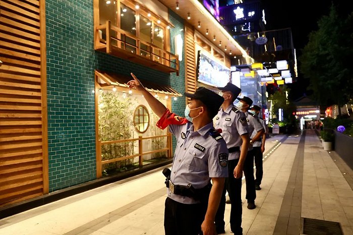 合肥市公安局庐阳分局益民街派出所民警在老报馆特色酒吧一条街上开展夜间巡逻。全媒体记者 李予 摄(图源:合肥日报)