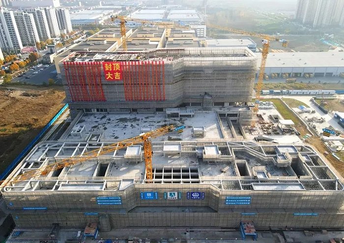 2023年12月1日,合肥公共卫生临床医疗中心建设项目地下室、医技住院综合楼主体工程顺利封顶。(图源:合肥日报)