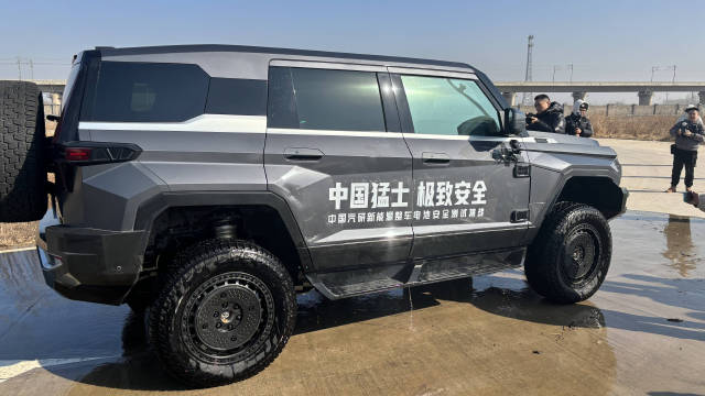 东风猛士917安全通过涉水测试